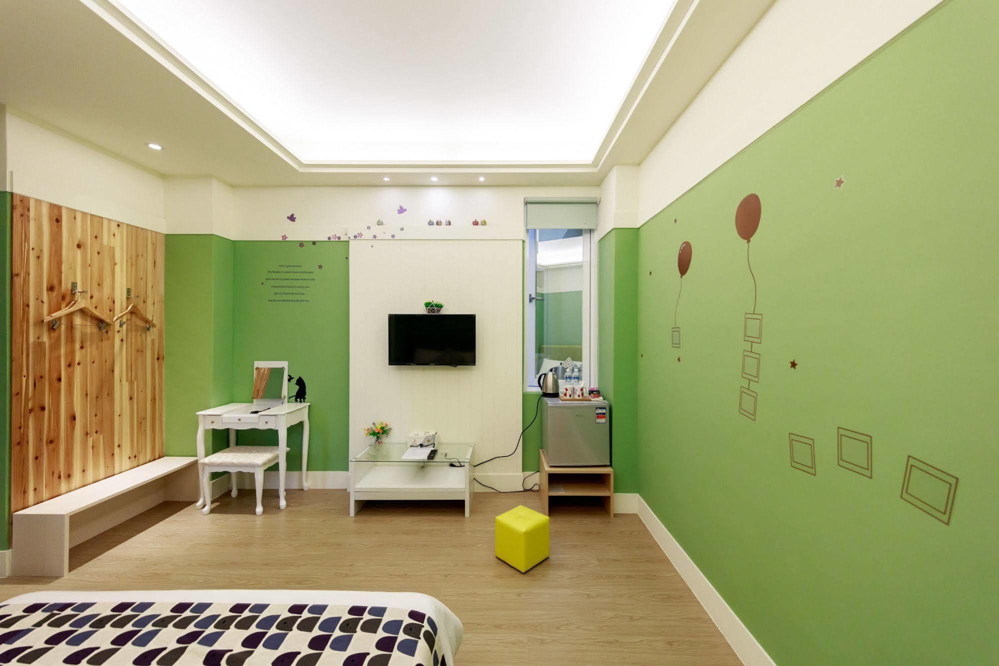 Bear Giant Castle Apartment Kota Hualien Bagian luar foto