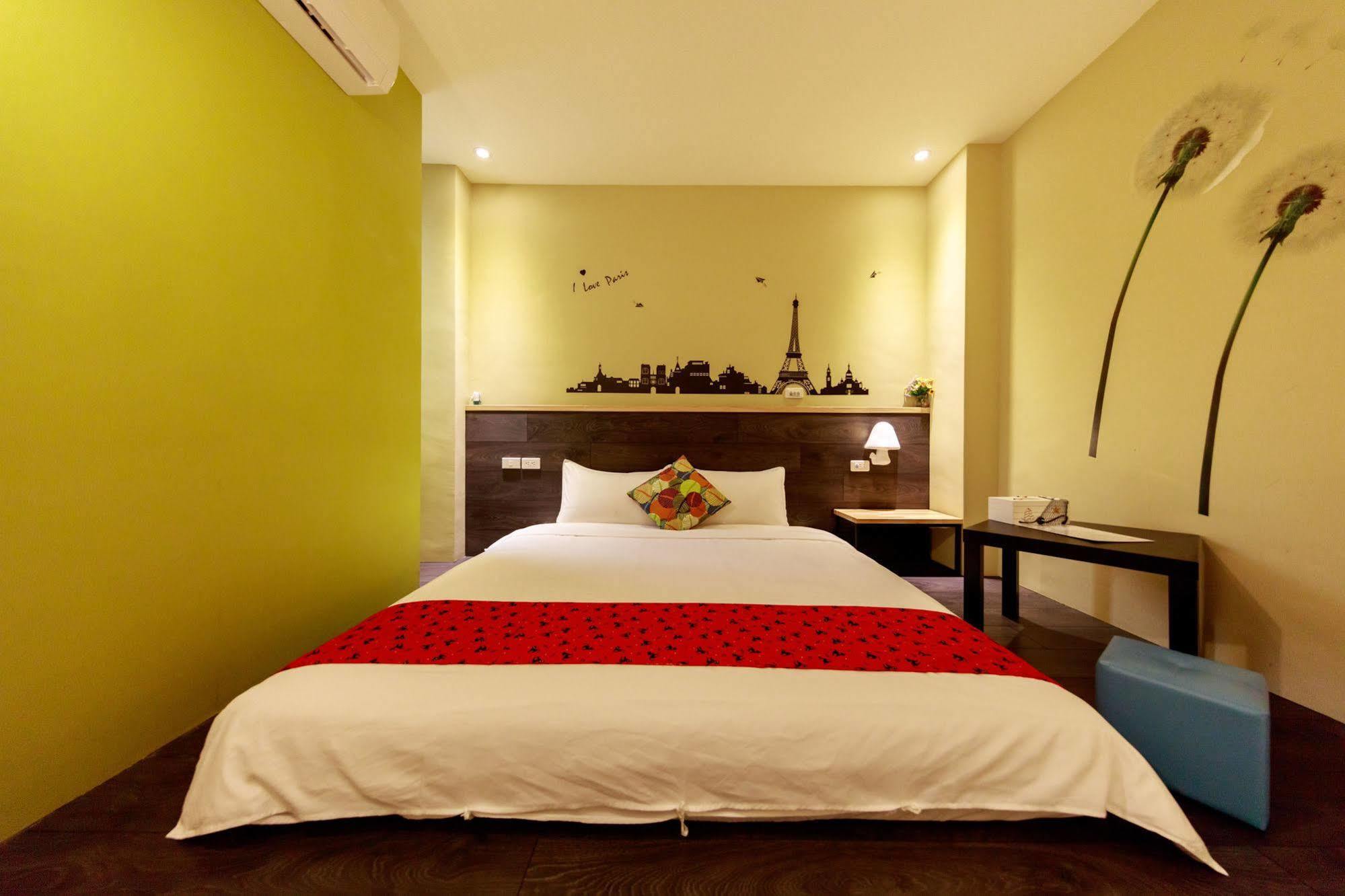 Bear Giant Castle Apartment Kota Hualien Bagian luar foto