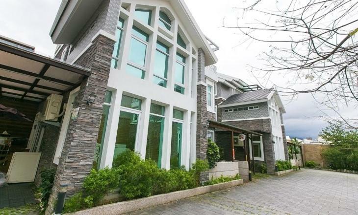 Bear Giant Castle Apartment Kota Hualien Bagian luar foto